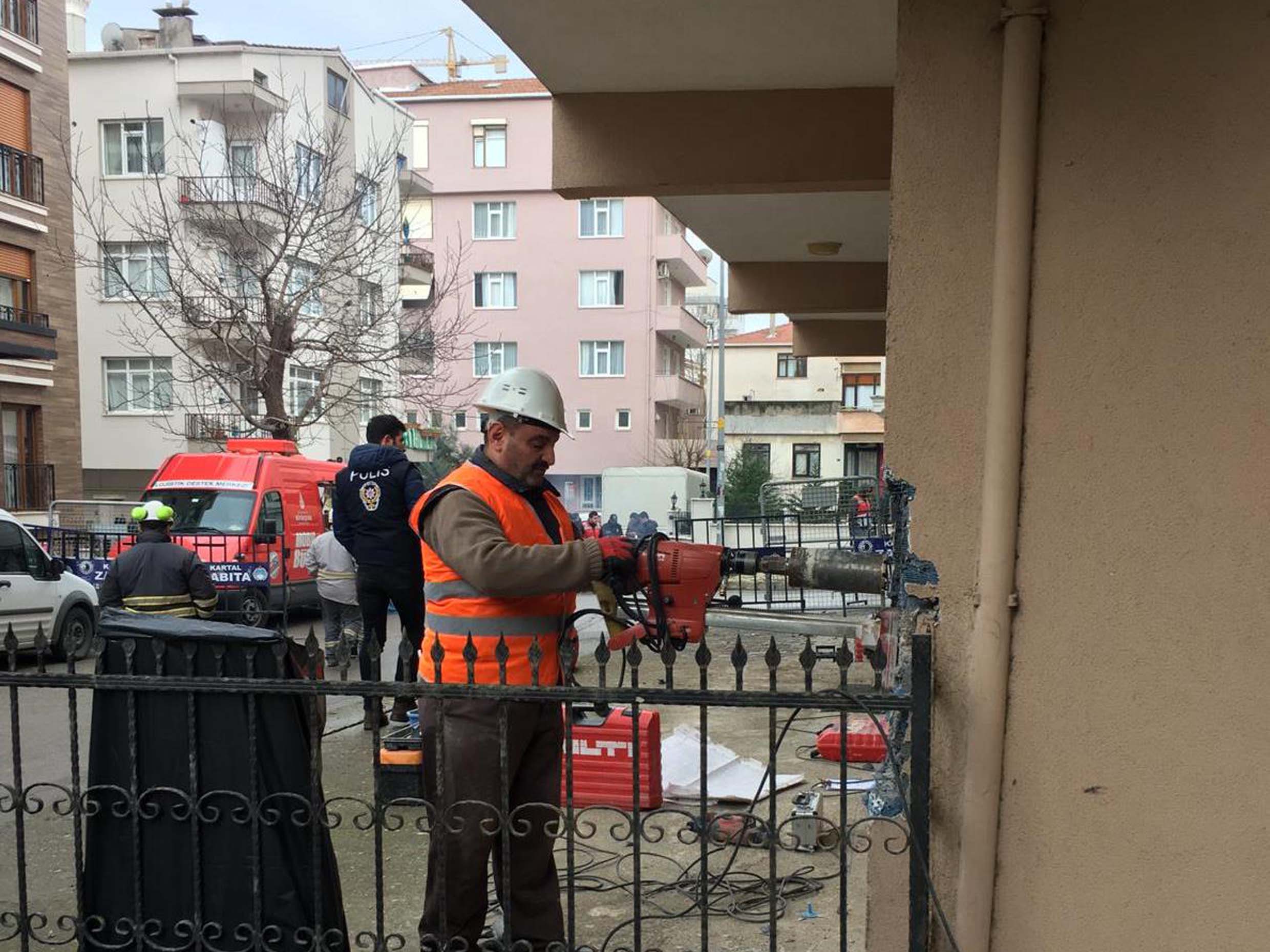 Kartal Orhantepe'de çöken Yeşilyurt aparmanı etrafındaki yapıların Riskli Bina Tespiti